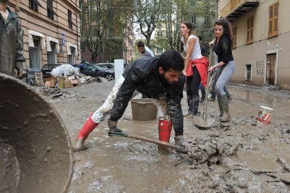Genova, centinaia di studenti a liberare la città dal fango