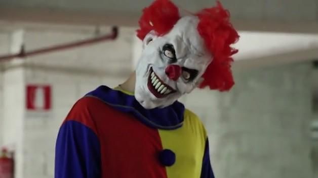 Clown criminali aggrediscono studenti fuori da scuola!