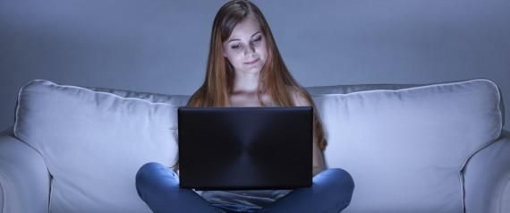 fonte:http://i0.huffpost.com/gen/2224946/thumbs/n-WASTING-TIME-ONLINE-large570.jpg