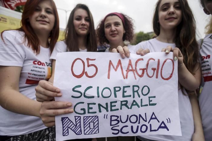 Sciopero generale e manifestazione contro la Buona scuola di Renzi da parte dei dipendenti pubblici della scuola, Milano, 5 maggio 2015.  ANSA/MOURAD BALTI TOUATI