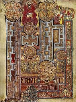 Tra i moltissimi volumi, si trova il Book of Kells; questo antico libro è costantemente esposto e contiene i 4 vangeli del Nuovo Testamento. Il libro è scritto in latino ed è arricchito da meravigliose illustrazioni.