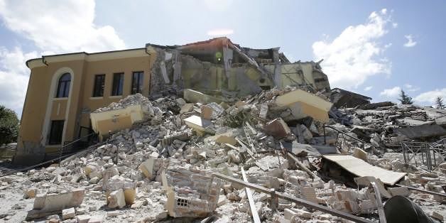 Quello che resta della scuola di Amatrice, colpita dal terremoto il 24 agosto 2016